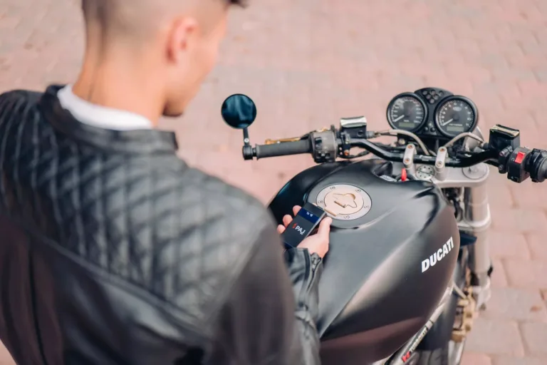 Homme à moto avec un traceur GPS PAJ