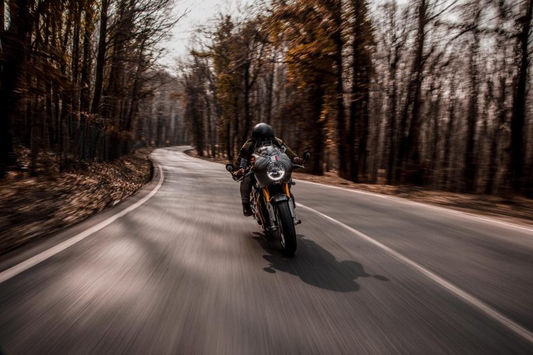 Homme à moto avec un traceur GPS PAJ