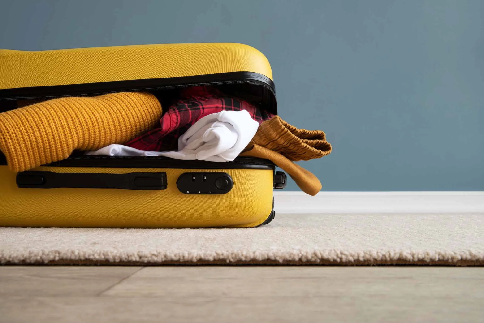 Valise ouverte pleine de vetements