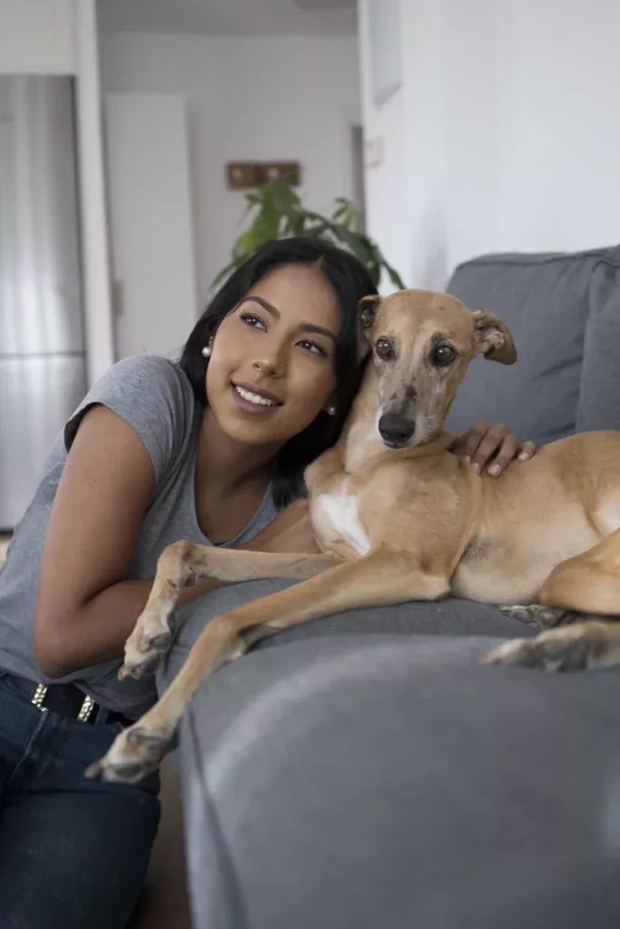 Chien avec son maitre ensemble sur le canape