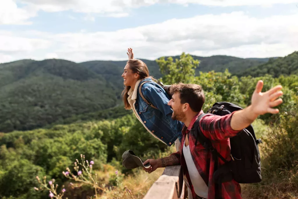 deux personnes sur la montagne en train de vivre une aventure touristique