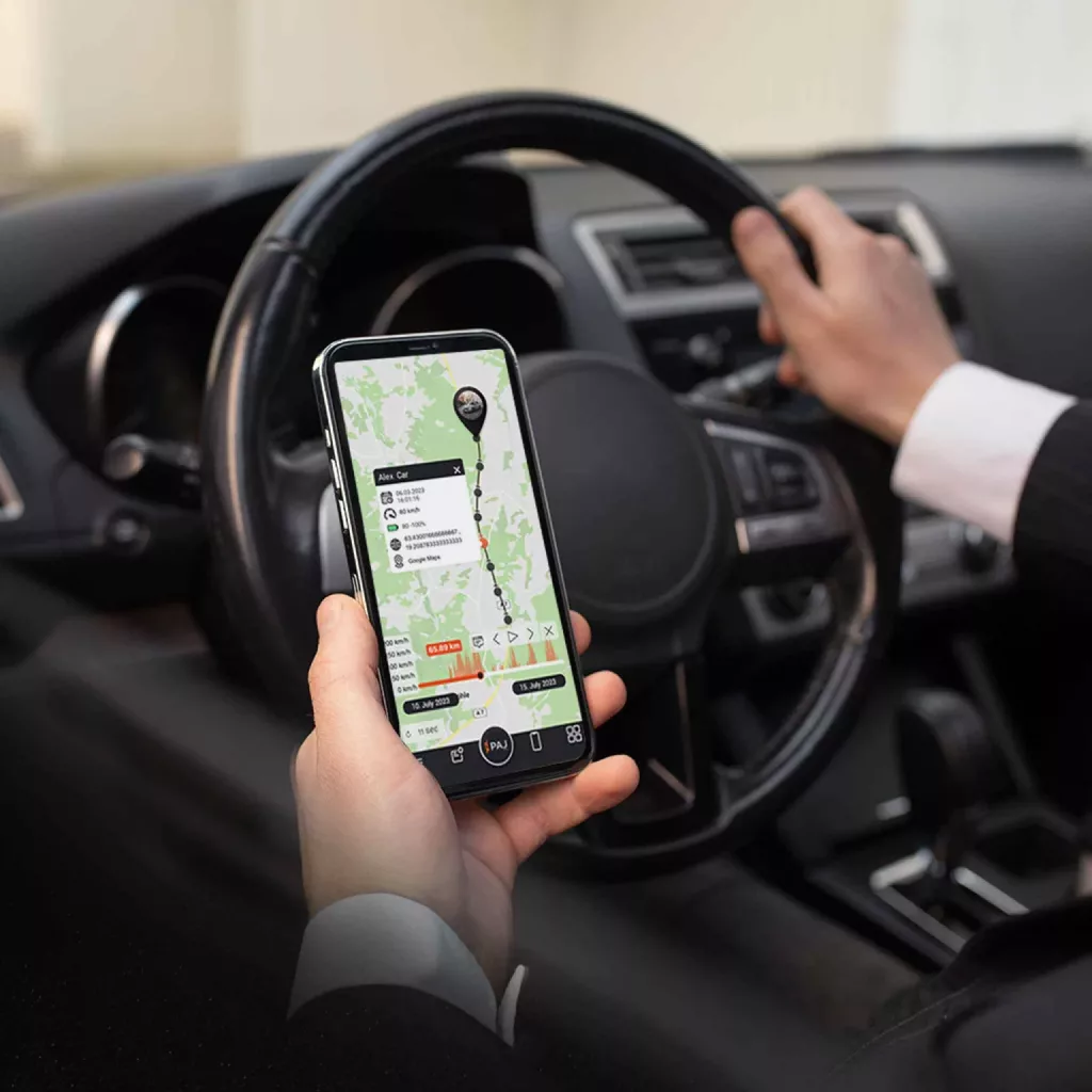 Homme utilise appli du meilleur traceur GPS pour voiture