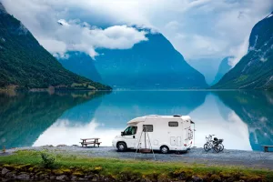 Voyage de vacances en famille dans une caravane devant un paysage naturel