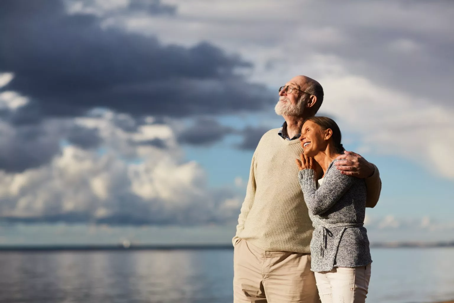 Un couple de personnes agees regarde dans le ciel avec serenite grace aux traceurs GPS