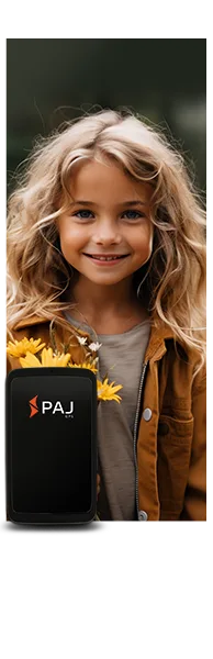 Une fillette souriant avec un traceur GPS pour enfant
