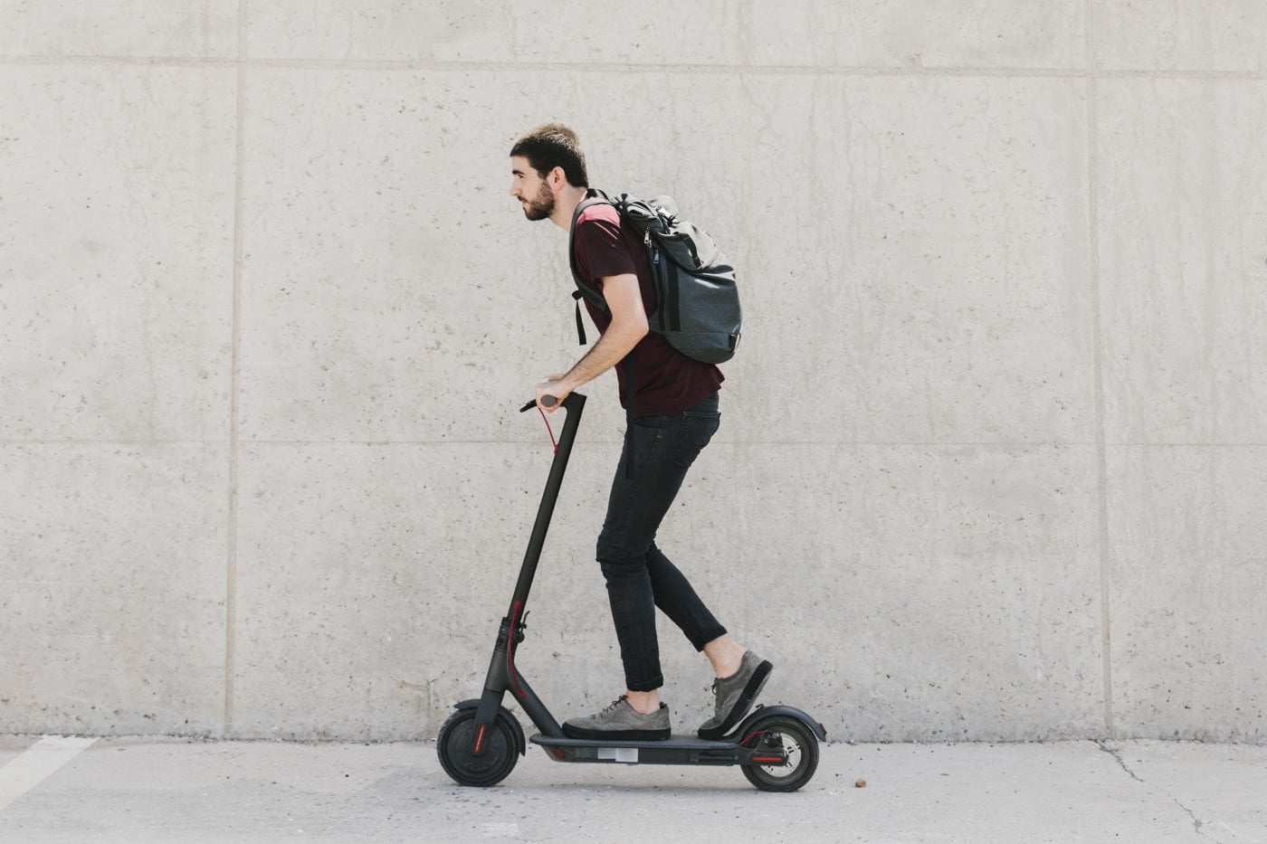 Un homme sur e scooter avec traceur gps PAJ