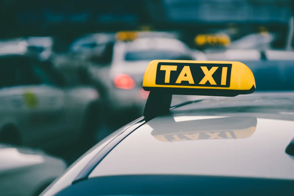 Image d un taxi en ville suivi par traceur GPS
