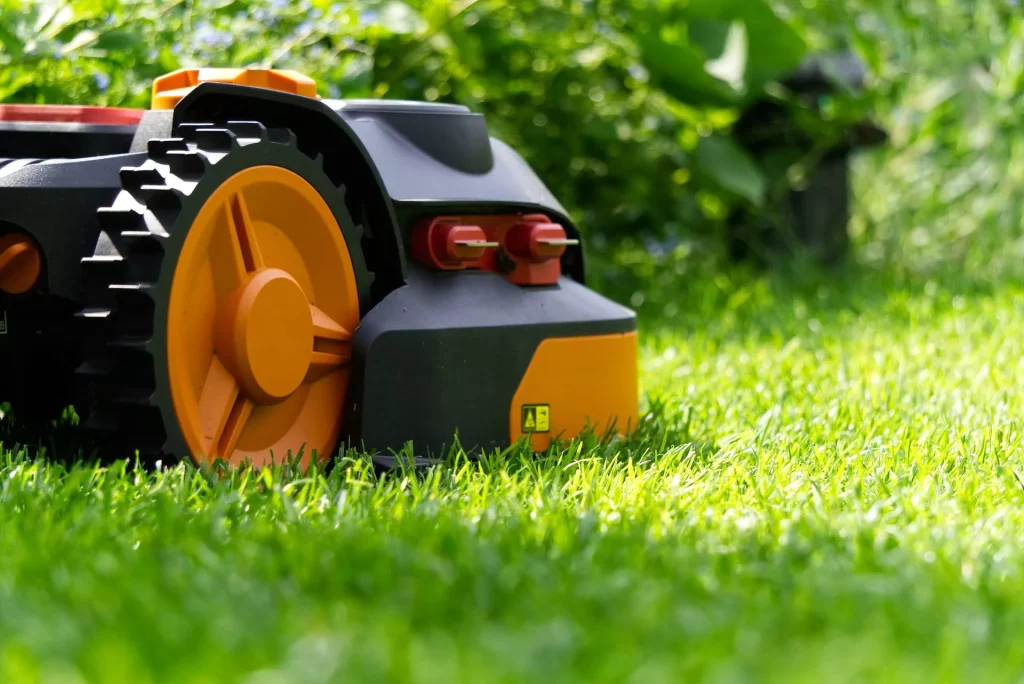 Une Tondeuse à gazon robotiser dans un jardin