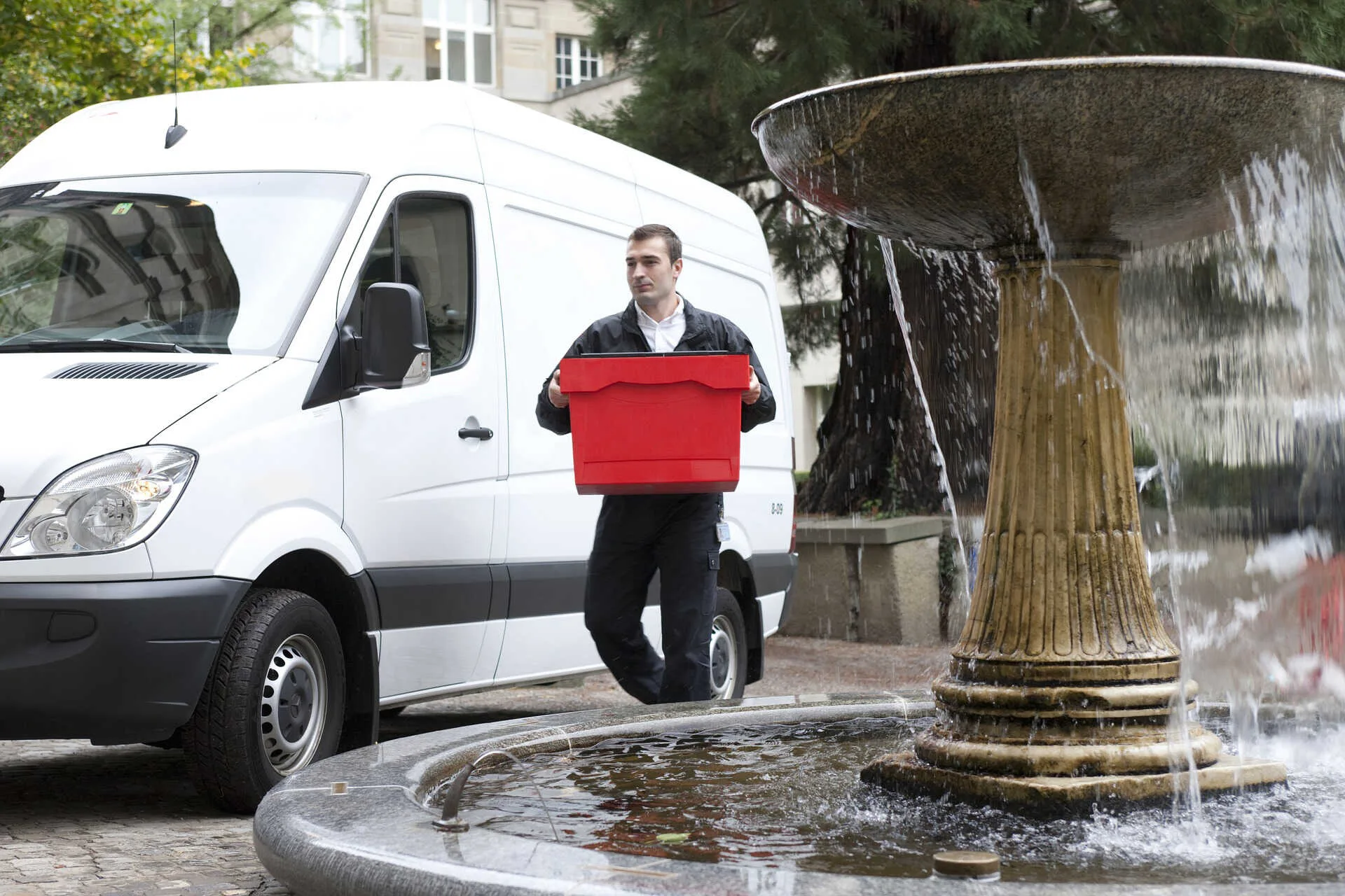 Un transporteur de marchandise avec une caisse rouge