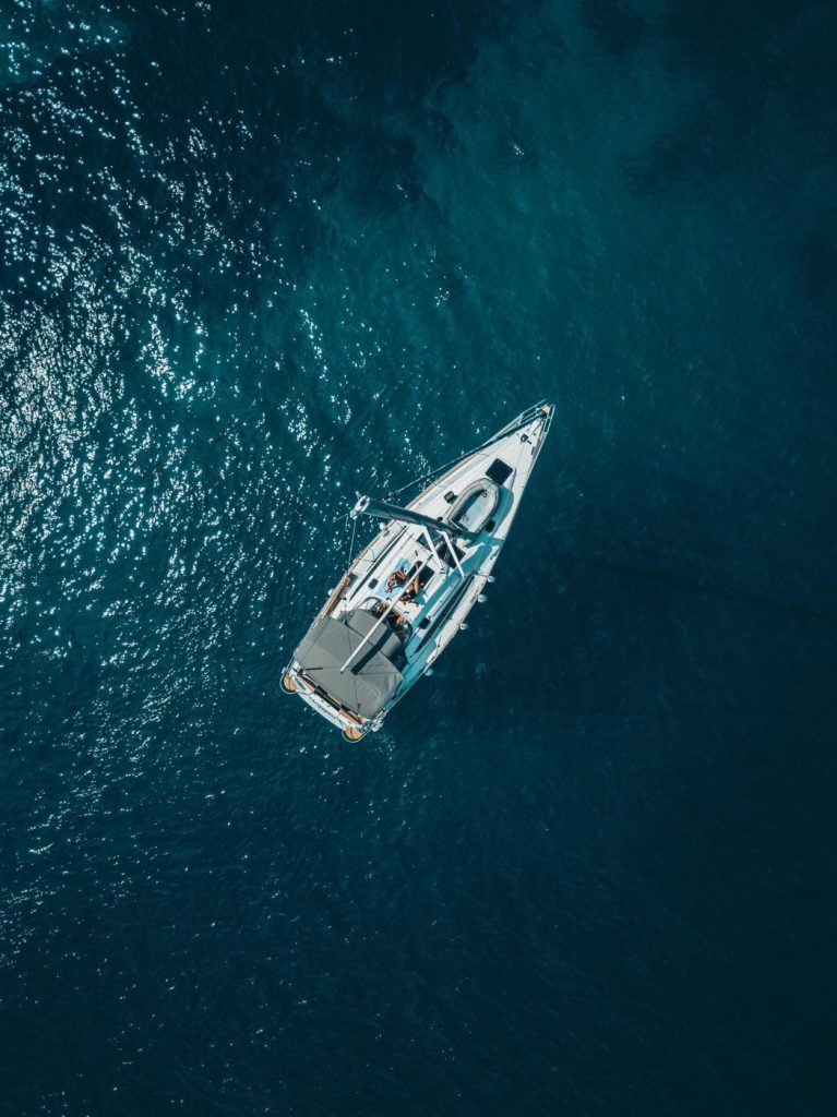 Bateau equipe dun traceur GPS de PAJ en pleine mer vue de haut