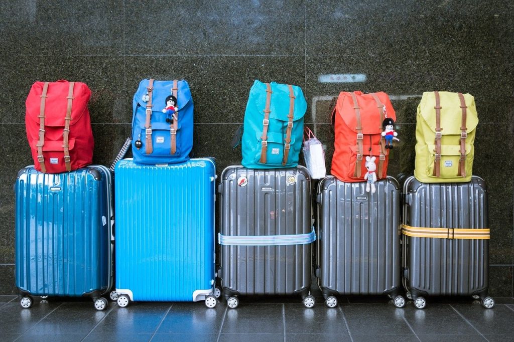 Bagages de couleur alignee muni dun traceur GPS pour valise