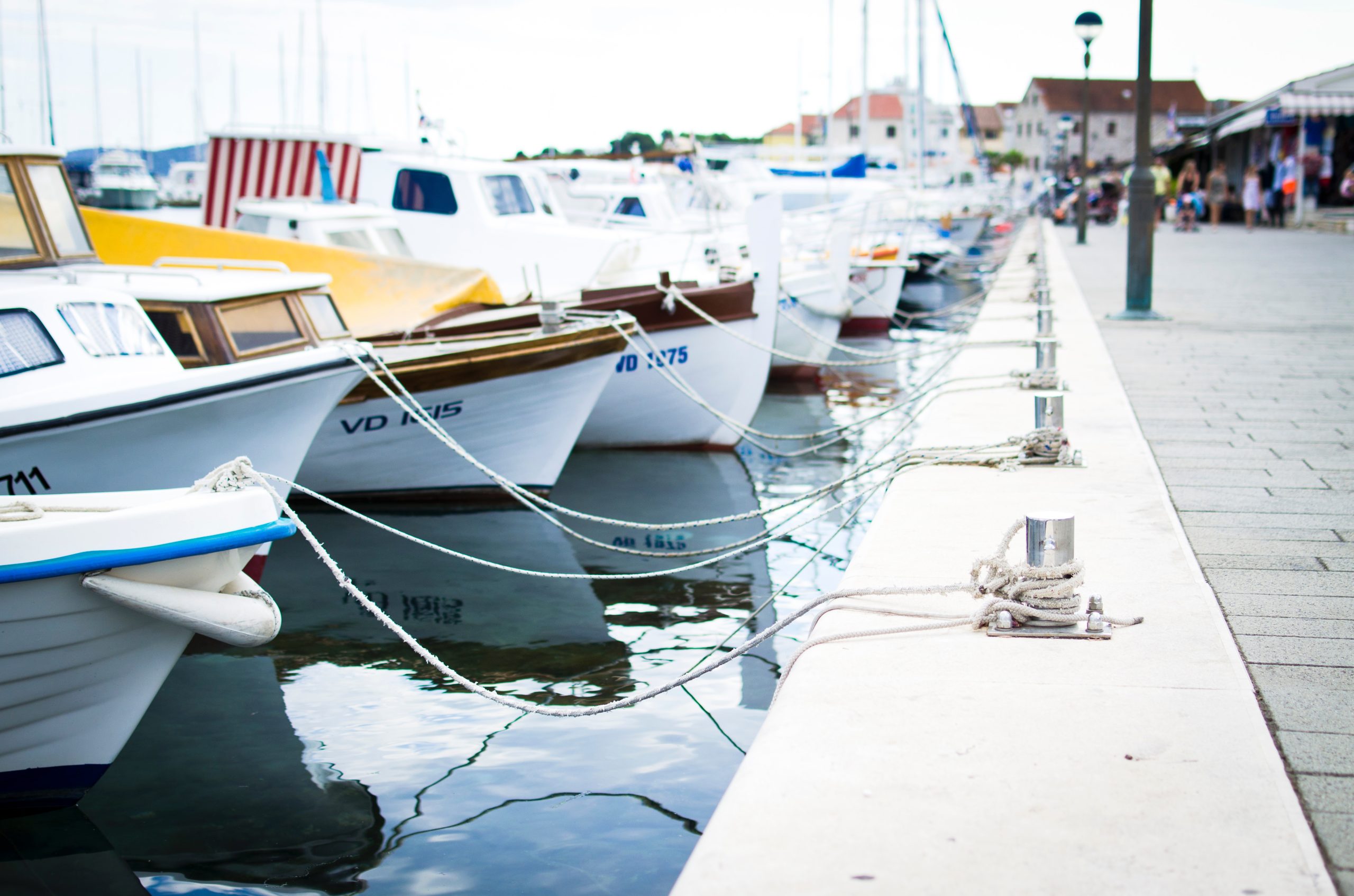 Flotte de bateau amarre