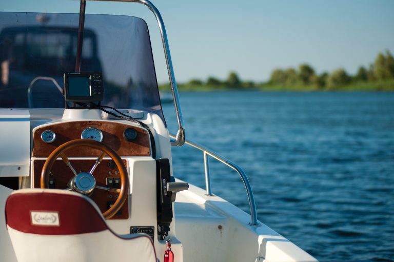 Un bateau vogue sur la mer equipee d un traceur pour bateau