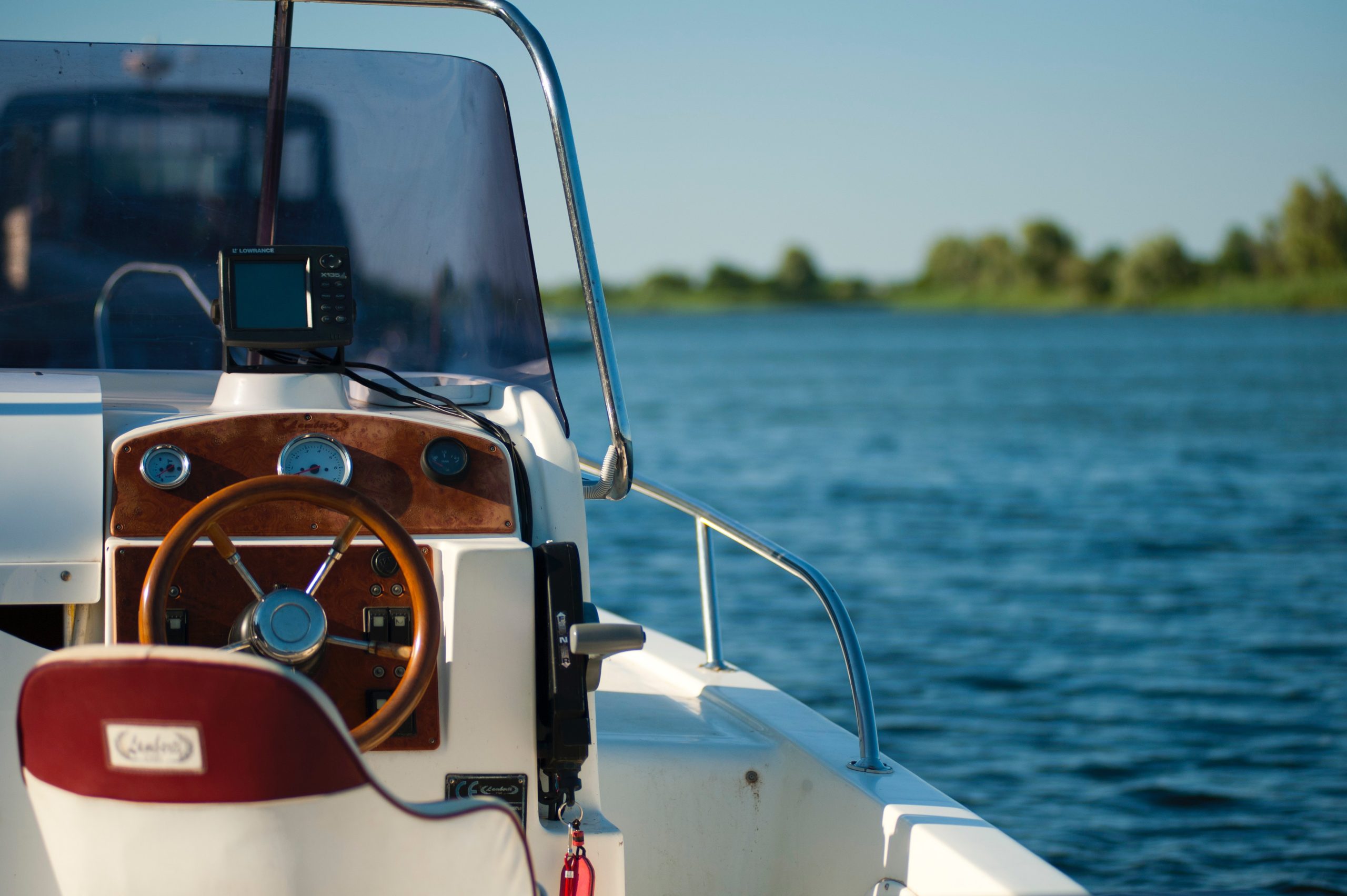 Un bateau vogue sur la mer