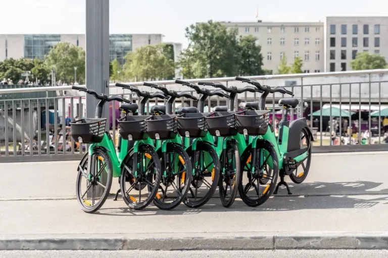 Plusieurs velos electriques moderne en partage commun equipe de gps ebike