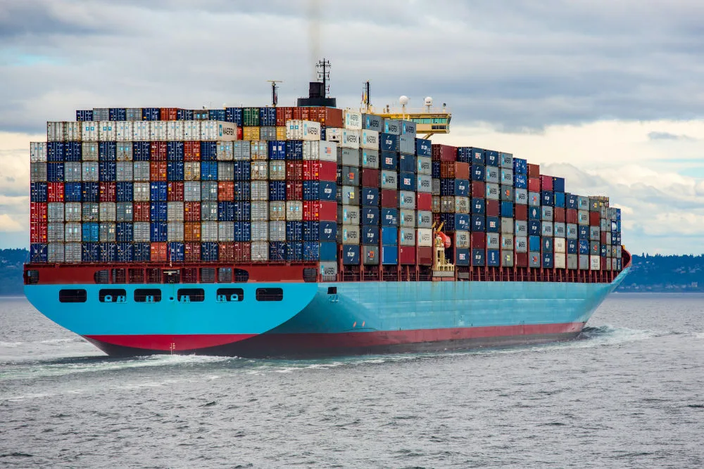 Un bateau charge de conteneur navigue dans locean