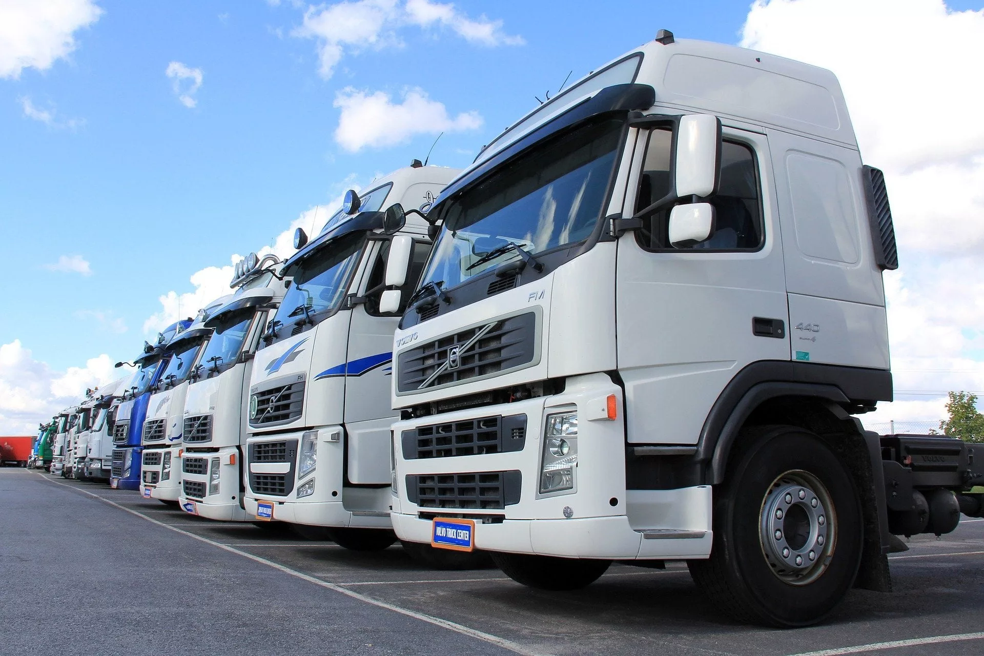 Une flotte de camion gare dans un parc automobile