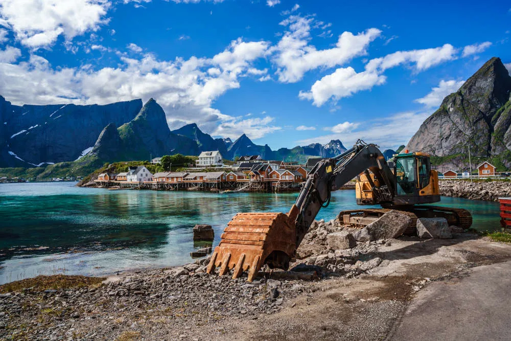 Un excavateur traveille sur une ille