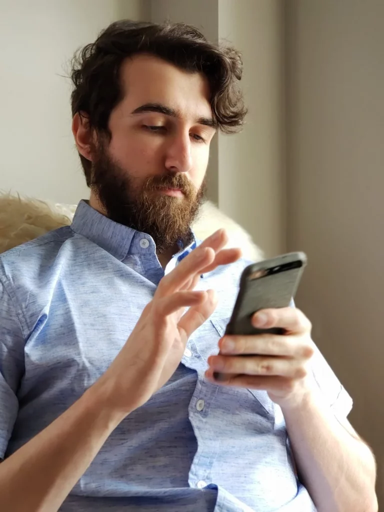 Un homme utilise son smartphone