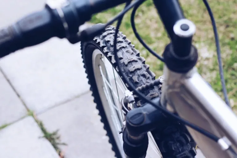 Image d un velo sur un passage pieton avec un gps velo antivol