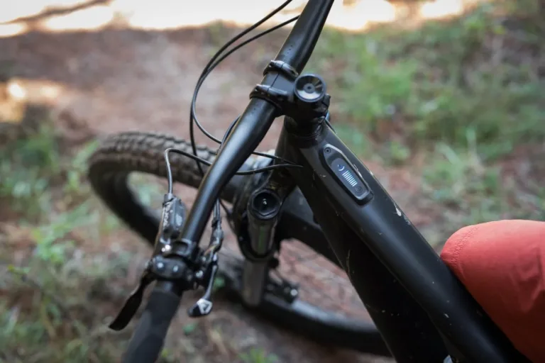Un velo electrique gare avec un gps antivol velo