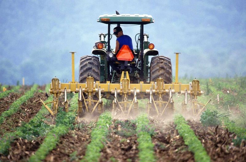 Un homme sur un tracteur entrain de labourer