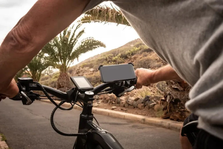Vue arriere dune personne agee pedalent son velo electrique avec puce gps antivol velo