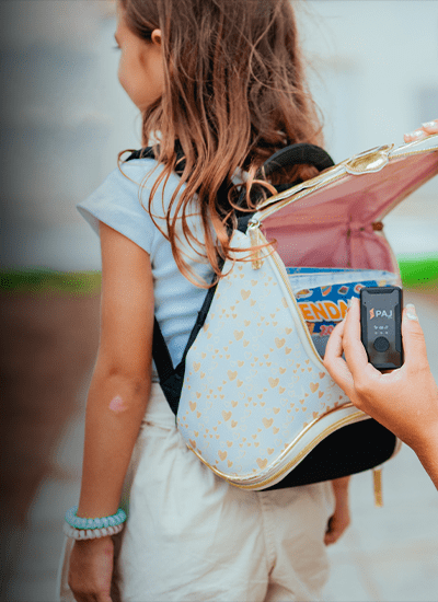 Une mere place un traceur GPS de PAJ dans le Sac de sa fille