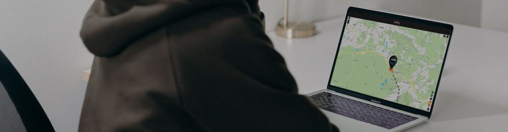 Un homme assis devant un PC avec lapplication Portal Finder de PAJ