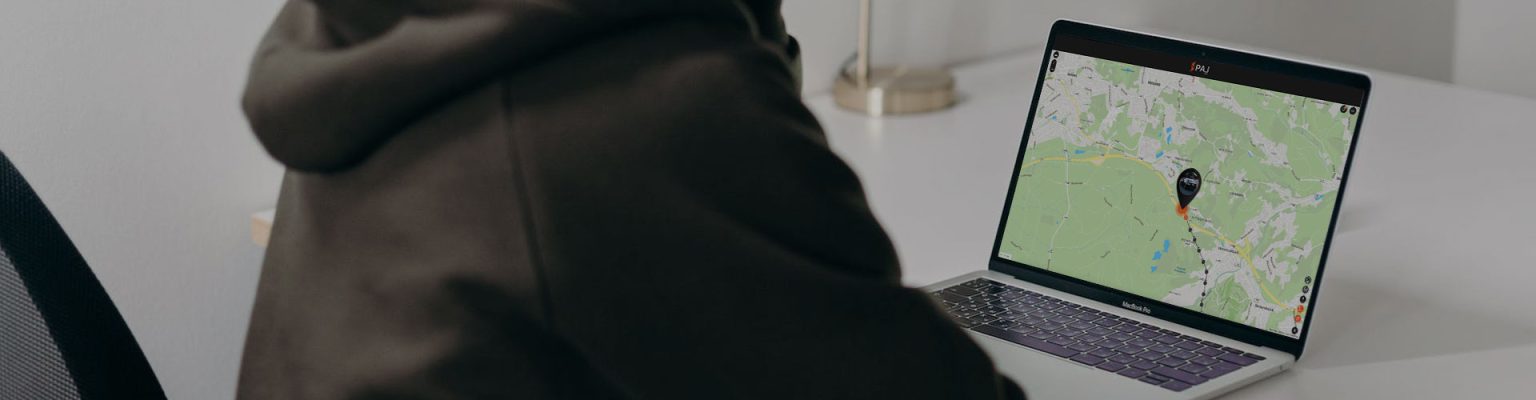 Un homme assis devant un PC avec lapplication Portal Finder de PAJ