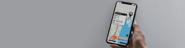 Une main tenant un smartphone avec lapplication de localisation Portal Finder de PAJ