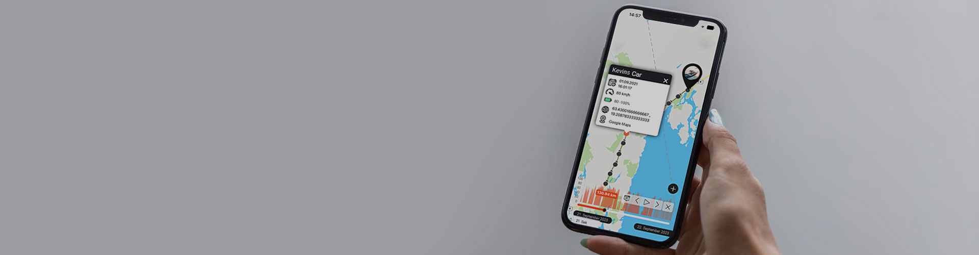 Une main tenant un smartphone avec lapplication de localisation Portal Finder de PAJ