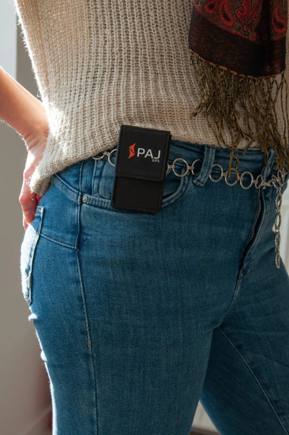 Une fille porte le traceur GPS Easy Finder de PAJ GPS sur sa ceinture