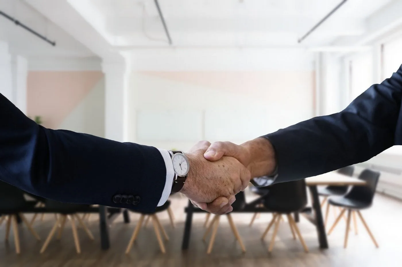 Deux hommes daffaires se serrent la main