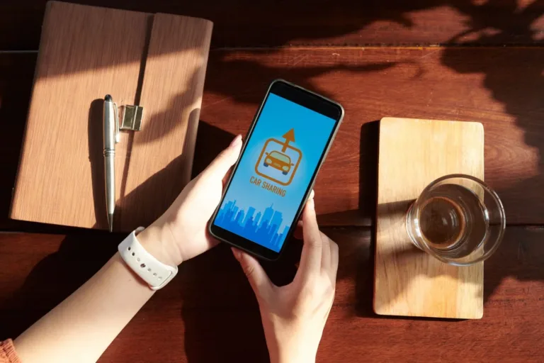 une femme utilise une application de partage de vehicule