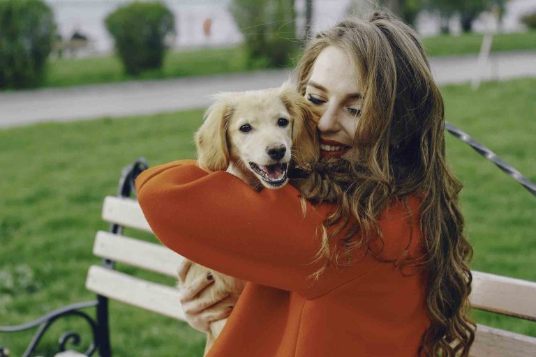 Une femme embrasse son chien le jour de la Saint-Valintin