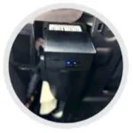 Image du traceur GPS CAR OBD Finder 4G sur la prise OBD d un voiture