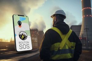 Un travailleur isole sur un chantier protege grace a un traceur GPS PAJ avec bouton SOS