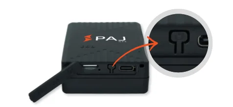 Vue du haut du traceur GPS compact Finder 4G de PAJ avec illustration du bouton d'allumage