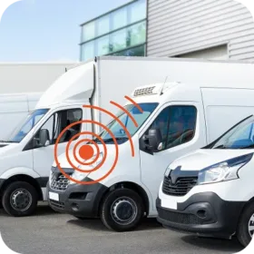 Un traceur GPS pour suivi de flotte installe sur des vehicules utilitaires