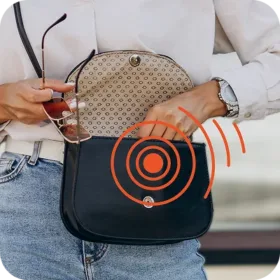 Un mini traceur GPS dans le sac d'une dame