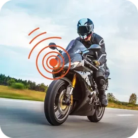 Un homme sur une moto equipee d un traceur GPS pour moto de PAJ GPS