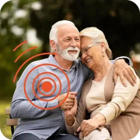 Des seniors assis sur un banc public. Le grand pere porte un traceur GPS pour senior.