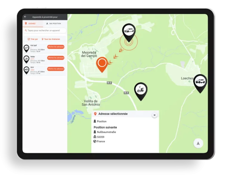 Image dune tablette avec le logiciel de suivi de flotte montrant la position de plusieur vehicules