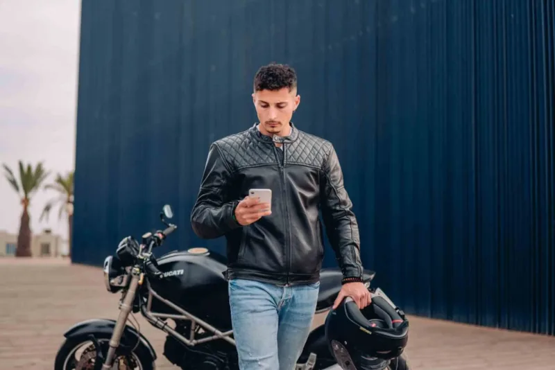 Traceur GPS moto sans abonnement contre traceurs GPS moto avec abonnement