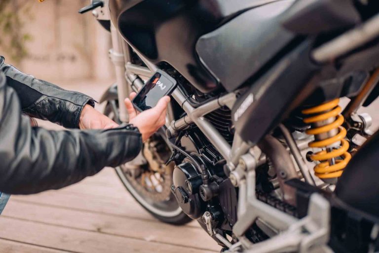 Traceur GPS moto sans abonnement contre traceurs GPS moto avec abonnement
