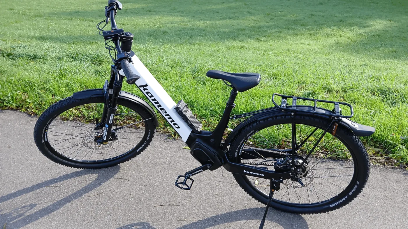 Un velo electrique gare sur une route secondaire
