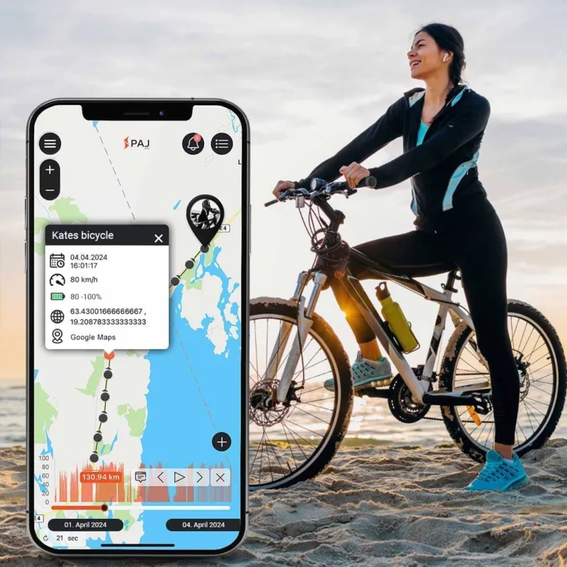 Une femme ravi d avoir un traceur GPS velo avec abonnement sur son Velo en tenue de sport