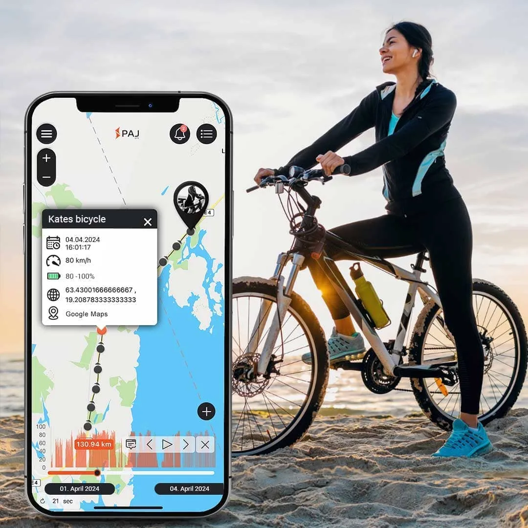 Une femme ravi d avoir un traceur GPS velo avec abonnement sur son Velo en tenue de sport